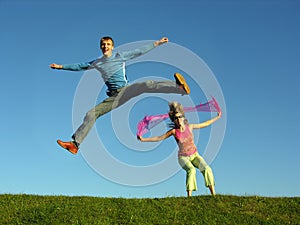 Dämpfe springen auf der gras 