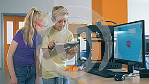 Course of 3D printing is getting controlled by two kids from a tablet computer