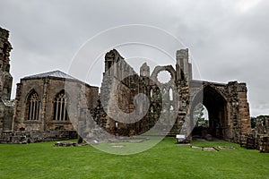 Nádvoří z starobylý katedrála na typický skotský zakalený počasí 