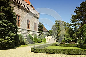 Nádvorie Smolenického zámku, Slovensko. Bol postavený v 15. storočí v Malých Karpatoch