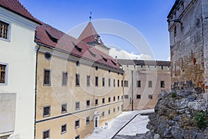 Nádvorie a obvodová stena zámku Bojnice