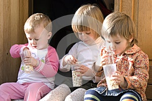 Cousins eating popcorn