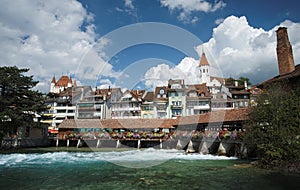 Bedeckt brücke Kirche Schloss a ein Fluss ()  