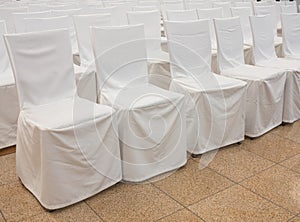 Covered chairs arranged for audÃ­ence