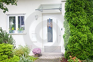 Cozy apartment, green yard, front garden