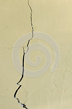 Crack wall