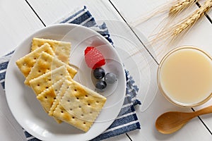 Crackers with condensed milk and fruit