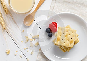 Crackers with condensed milk and fruit