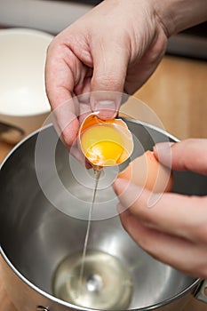 Cracking eggs and seperate yolk from albumen