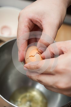 Cracking eggs and seperate yolk from albumen