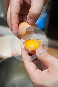 Cracking eggs and seperate yolk from albumen
