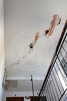 Cracks in wall. Ceiling full of cracks. Wall that is falls to chunks. Affected by line 7B of the San Fernando de Henares photo