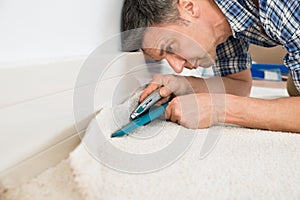 Craftsman cutting carpet