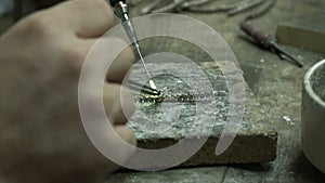 Craftsman diamond bracelet production welding white gold bracelet.