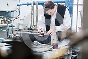 Craftsman templating gravures on headstone