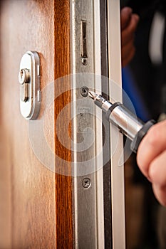 craftsman uninstalls a door lock cylinder