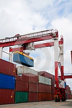 Crane & cargo containers