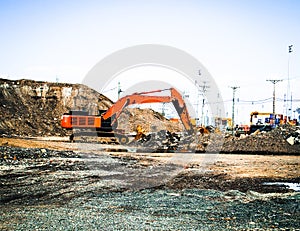 Crane dig into the ground