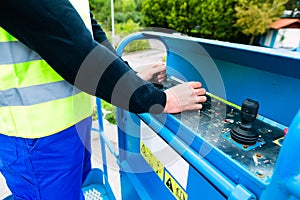 Crane driver driving hydraulic lifting ramp with control desk