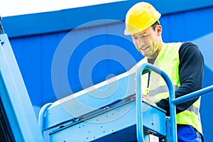 Crane driver driving hydraulic lifting ramp with control desk