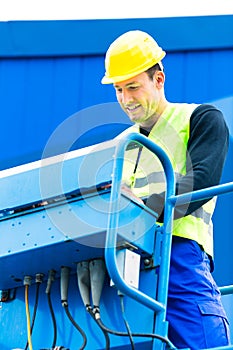 Crane driver driving hydraulic lifting ramp with control desk