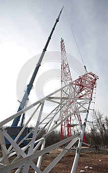 Crane elevating steel construction