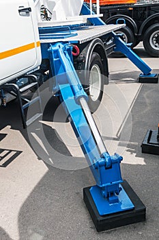 Crane hydraulics for lifting