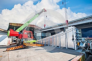 Crane operating by lifting and moving an heavy electric generator