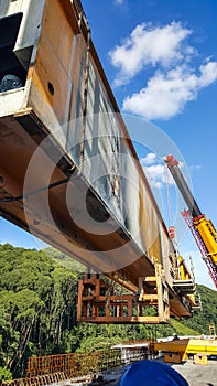 Cranes are lifting the steel main girder