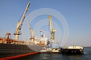 Grúas en negocios sobre el carga barco 