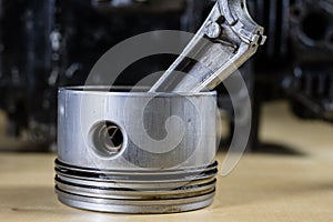 Crankshaft, piston and other parts of the internal combustion en