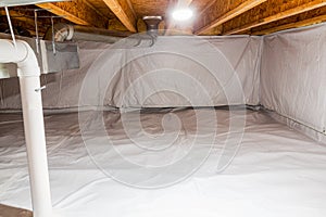 Crawl space fully encapsulated with thermoregulatory blankets and dimple board