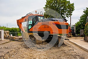Crawler Excavator With Rotating House Platform