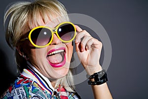Šílený žena v sluneční brýle 