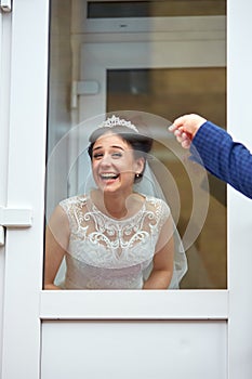 Crazy bride closed the door on the groom