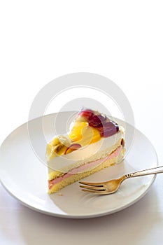 Cream cake with fruits