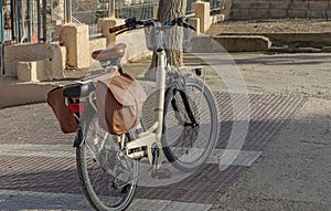 Cream coloured adult bike with panniers