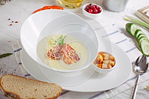 Cream soup with parmesan and bacon and crackers