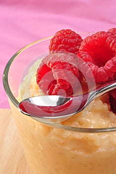 creamed rice pudding with raspberries