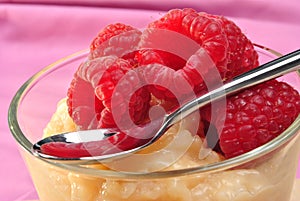 creamed rice pudding with raspberries