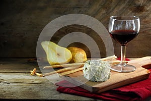 Creamy blue stilton cheese, port wine, pears and some cracker st