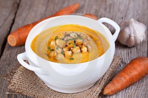 Creamy carrot soup with chickpeas