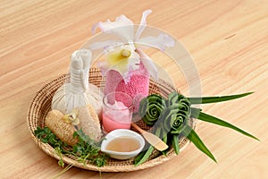 Creamy Fresh Herb Mask - Wrap Pandanus. Palm, Ivy Gourd and honey, spa with natural ingredients of Thailand.