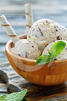 Creamy ice cream with chocolate crumb and wafer rolls.