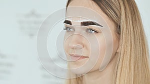 Create permanent eyebrow makeup. Marking the shape of the eyebrows.