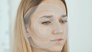 Create permanent eyebrow makeup. Marking the shape of the eyebrows.