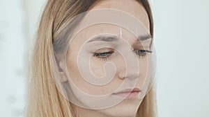 Create permanent eyebrow makeup. Marking the shape of the eyebrows.