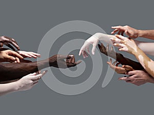 Ruky z odlišný lidé v dotkněte na šedá. z člověk vztah společenství 