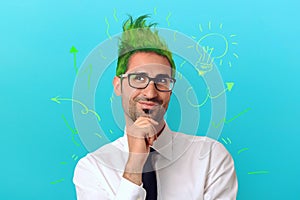 Creativo emprendedor verde cabello ellos piensan que acerca de loco 