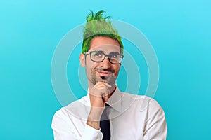 Creativo imprenditore verde capelli lo pensano di pazzo 